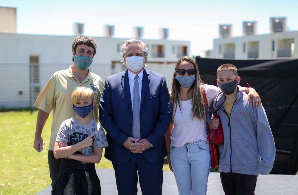 El Presidente encabezó este lunes un acto de entrega de viviendas para Buenos Aires y Río Negro, y anunció obras para Formosa y La Rioja. / gentileza