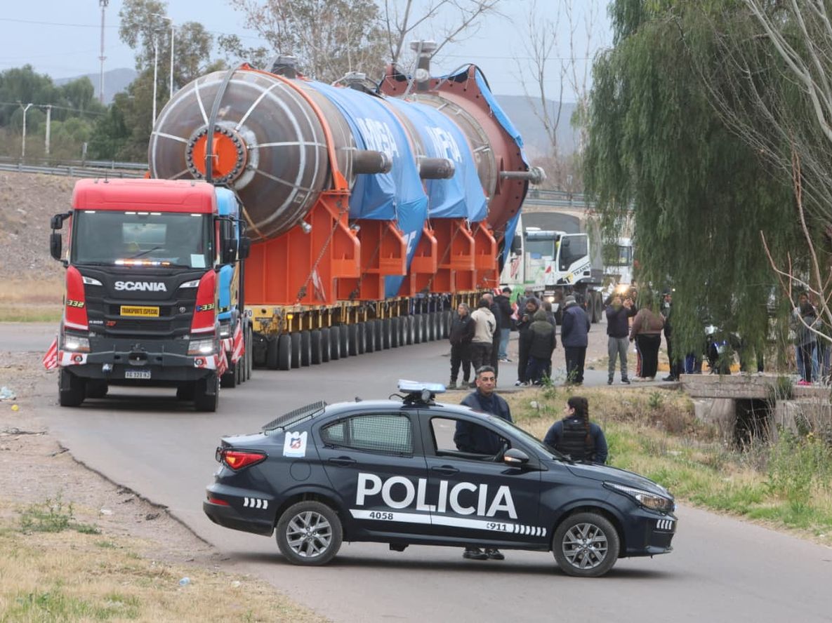 Traslado del reactor que se hizo en Impsa para YPF. En la foto va por la lateral del Acceso Sur.
