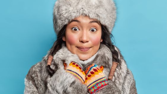 El gorro estilo ushanka se impone en este invierno con un toque rebelde.