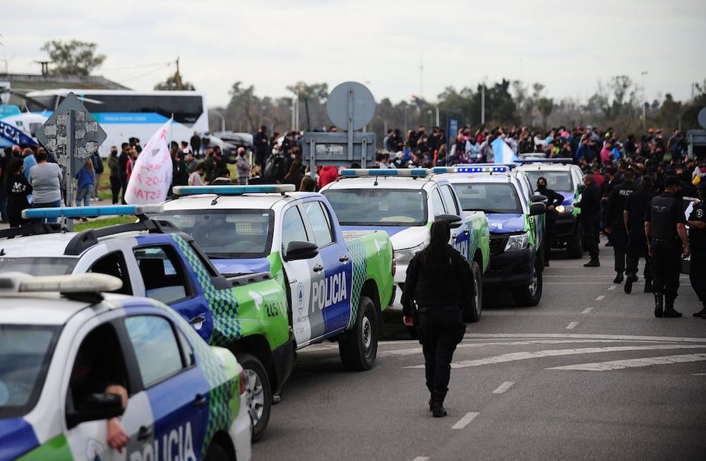 Hoy el salario de un agente bonaerense es de $34.761,40, un 28% por debajo de la canasta básica que en julio tuvo un precio de $44.521, según el Indec. / Gentileza