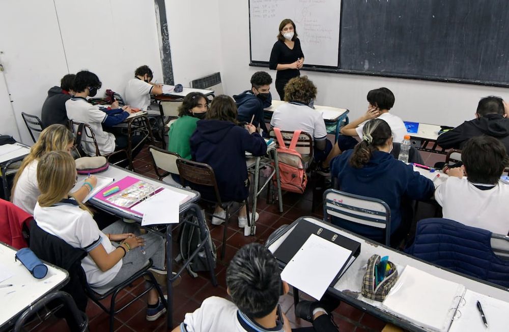 21 Febrero 2022 Mendoza SociedadMás de 443 mil estudiantes de escuelas y colegios de Nivel Inicial,primarias y secundarias regresan a las aulas en Mendoza para arrancar el ciclo lectivo 2022, caracterizado por la presencialidad total, los cuidados sanitarios y la concientización de la vacunación contra el Covid-19.En la foto, la Clase de Lengua en la Escuela José Vicente Zapata de MendozaFoto: Orlando Pelichotti / Los Andes