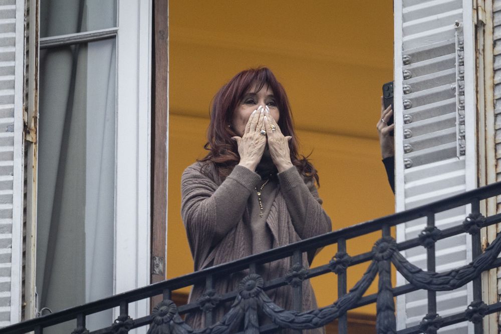 La ex presidenta Cristina Kirchner volvió a salir al balcón para saludar a los militantes La ex presidenta Cristina Kirchner volvió a salir al balcón para saludar a los militantes