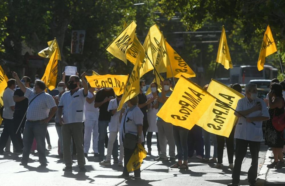 Contratados, prestadores y profesionales a quienes no se les paga la mayor dedicación se pliegan a la medida de fuerza, que se extenderá durante todo el viernes y sábado. Foto: Ignacio Blanco / Los Andes.