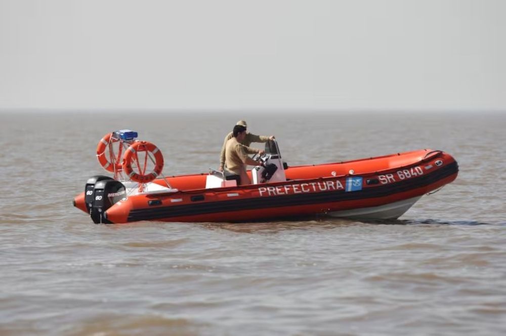 Buscan a dos kayakistas que desaparecieron tras ingresar al mar en Santa Teresita.
