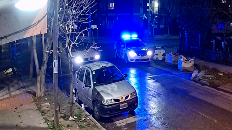 Dos hombres escapaban en una moto robada y uno murió tras ser atropellado por un patrullero, en La Matanza.