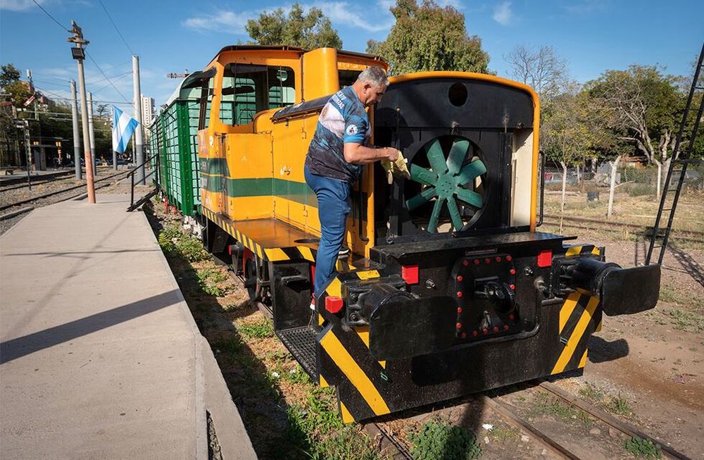 Museo Tren Cultural de Mendoza, está ubicado en la estación Mendoza de la ciudad, funciona los sábados de 9 a 13hs.Roberto Bocanegra en el encargado del lugar     Foto: Ignacio Blanco / Los Andes