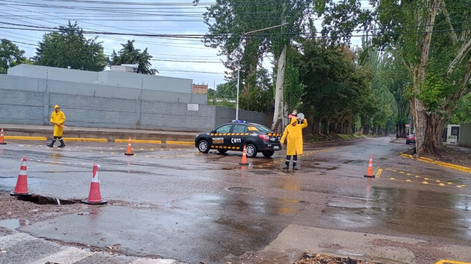 Junto a Defensa Civil, se realizaron tareas de balizamiento preventivo durante la tormenta en distintos puntos del departamento | Gentileza&nbsp;
