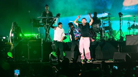 Los Andes | Trueno y Damon Albarn, cómplices durante el show de Gorillaz el sábado en el Quilmes Rock. (Gentileza Rodrigo Alonso)