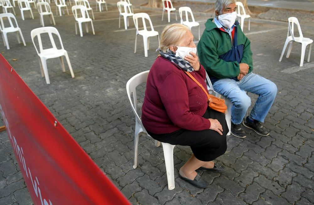 Mendoza 06 Abril de 2020       SociedadCuarentena CoronavirusFilas ordenadas y con pocos jubilados que cobraron en los bancos esta mañana.Banco Supervielle de Plaza Las HerasFoto Orlando Pelichotti /  Los Andes