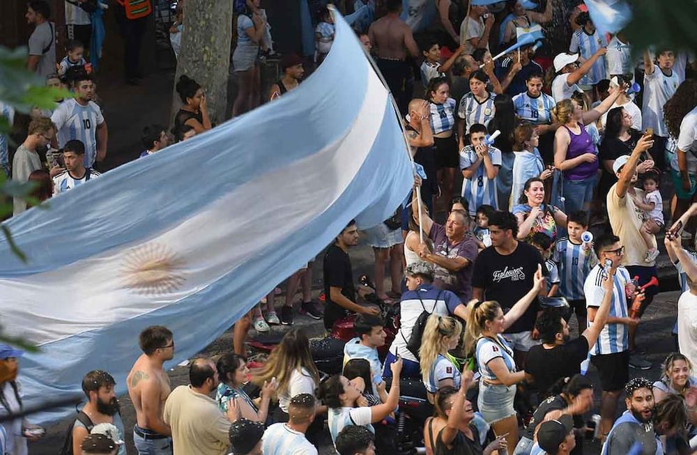 Tras el partido que la selección Argentina juega el domingo a las 12 de por la final del Mundial de Fútbol, se espera gran convocatoria de personas en el microcentro por los festejos.Foto: José Gutierrez / Los Andes