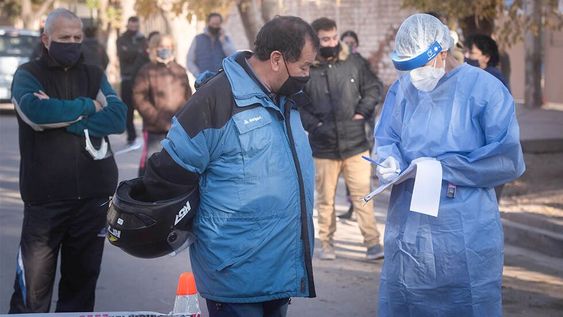 Mendoza 19 de mayo de 2021 SociedadTesteos e HisopadosLa doctora Lia Bosio realizando una pre evaluación a Roberto Coronel para certificar si corresponde hisoparlo.En la localidad de Bermejo la municipalidad de  Guaymallén y junto al equipo móvil de salud realizaron testeos e hisopados a personas con dos o más síntomas de Covid-19Foto: Ignacio Blanco / Los Andes