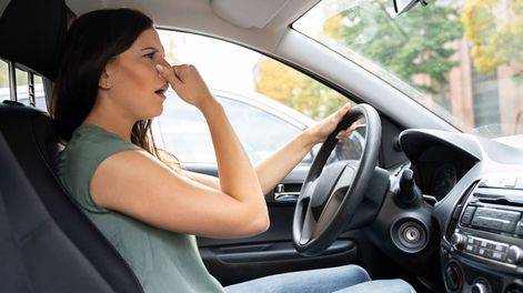 Dejar pasar olores significativos dentro del auto puede ser un problema costoso para arreglarlo y hasta puede ser letal en la salud.