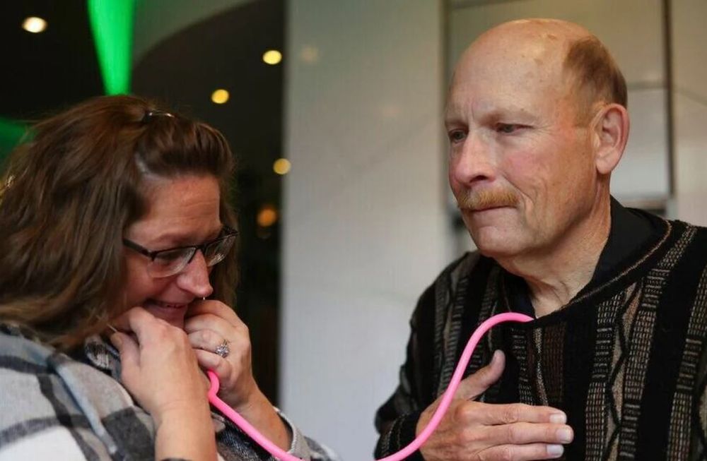 Morgan escuchando el corazón de su hija en el cuerpo de Johnson. Foto: Herald & Review