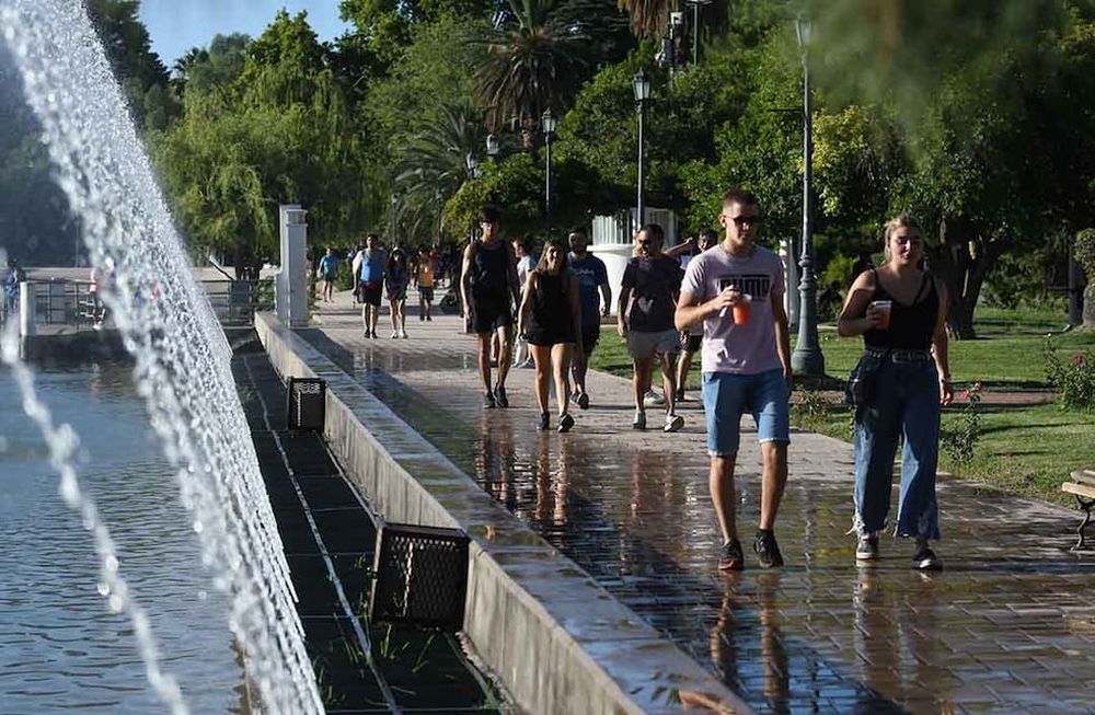 Por estas horas se transita la anunciada “ola de calor” que tendrá hoy su mayor impacto ya que se anuncian temperaturas en torno a los 37°C.Foto:José Gutierrez / Los Andes