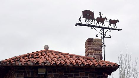Los Andes | Veletas del ayer.Antigua veleta del ex-Chalet Baldini, sobre avenida San Martín al 3500 en Mayor Drummond, Luján de Cuyo. Foto: Orlando Pelichotti