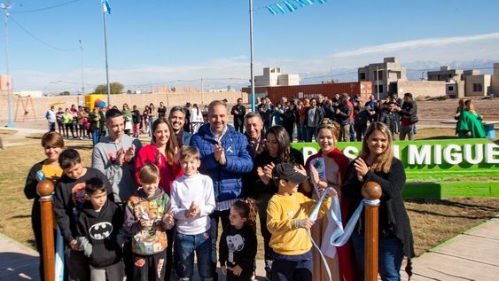 Stevanato sigue mejorando barrios de Maipú y esta vez fue el turno de los vecinos del barrio San Miguel, en Rodeo del Medio. Foto: Prensa Maipú