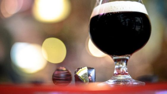 Vinos y destilados: las mejores combinaciones con cerveza negra para celebrar su día
