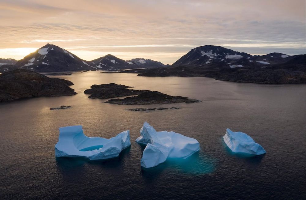 El cambio climático incide negativamente y genera riesgos, como la subida del nivel de los oceános vía derretimiento de de los glaciares.