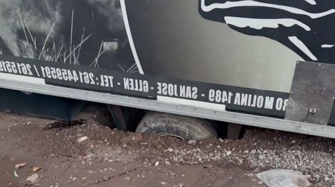 Guaymallén: un camión quedó atrapado en un bache en plena Rodríguez Peña