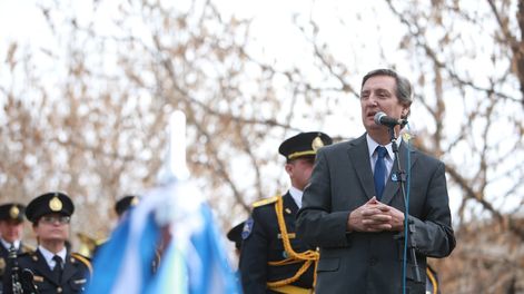 Los Andes | El intendente de San Rafael Emir Félix, será el anfitrión de la dirigencia peronista que se reunirá en su departamento. No se sabe si será antes o después del almuerzo de las fuerzas vivas.