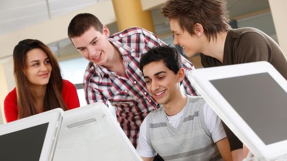 El programa Enlace Joven busca fomentar la inserción laboral de estudiantes universitarios y terciarios avanzados, respondiendo a las necesidades del mercado y reduciendo las tasas de desempleo juvenil en Mendoza.