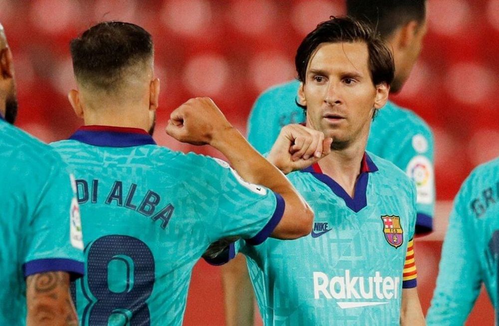 El astro argentino, Leo Messi, marcó el cuarto gol de Barcelona y recibe la felicitación de Alba y Vidal.