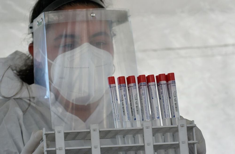 Esta variante ha sido asociada a una mayor tasa de transmisión y rápida propagación, mayor carga viral respecto de variantes de la primera ola. / Foto: Orlando Pelichotti / Los Andes