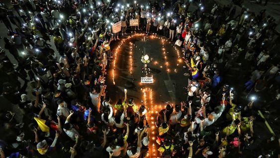 Jornada de protestas en Colombia contra un plan de reformas impositivas que ocasionaron una huelga nacional, represión y muertos a manos del ejército. (AP)