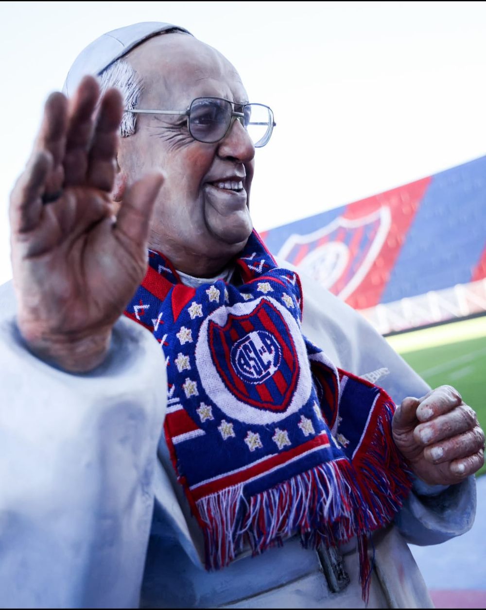 La escultura de Papa Francisco luci&oacute; en la cancha de San Lorenzo, en la previa al partido frente a Rosario.