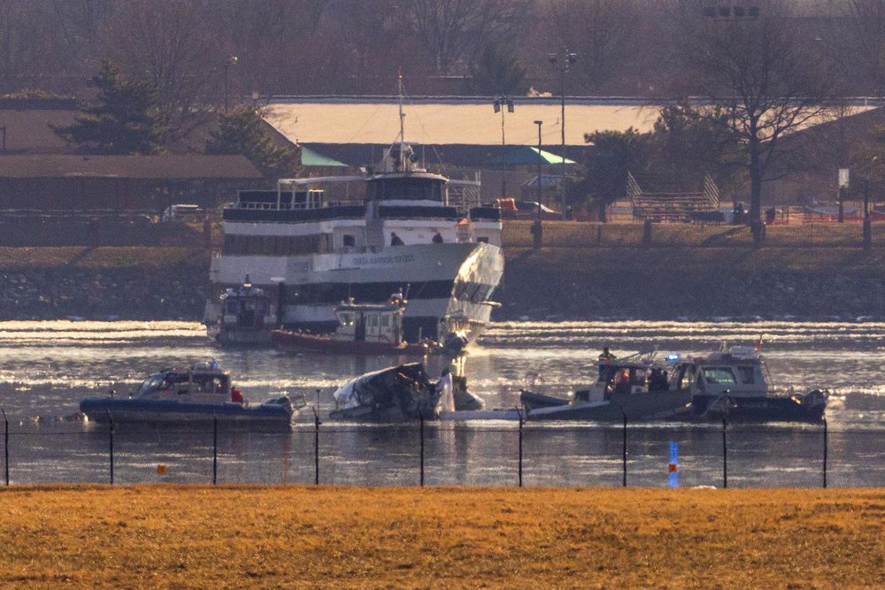 Los equipos de emergencia operan en el río Potomac, cerca de los restos de un avión comercial que chocó con un helicóptero militar, en Washington, DC, EE.UU., el 30 de enero de 2025. El jefe de bomberos y servicios médicos de emergencia de DC, John Donnelly, dijo que no se esperan supervivientes tras la colisión de un avión estadounidense. Eagle Flight, con 60 pasajeros y cuatro miembros de la tripulación a bordo, con un helicóptero Black Hawk del ejército estadounidense que transportaba a tres miembros del servicio estadounidense a última hora del 29 de enero, sobre el río Potomac, cerca del Aeropuerto Nacional Reagan de Washington. EFE/EPA/SHAWN THEW