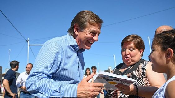 El gobernador Rodolfo Suárez entrega viviendas a vecinos y vecinas de un barrio iniciado por la Tupac Amaru que supo liderar la kirchnerista Nélida Rojas.