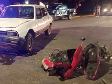 Accidente entre un auto y una moto en San Carlos dejó dos heridos.