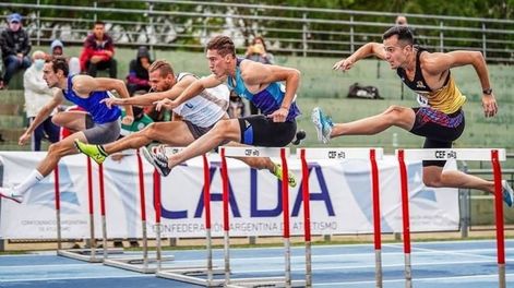 Los Andes | Renzo Cremaschi logró su segundo campeonato nacional. Campeón en los 110 con vallas, seguido por su compañero Julián Berca. Además mejoró su tiempo personal en los 200 metros.