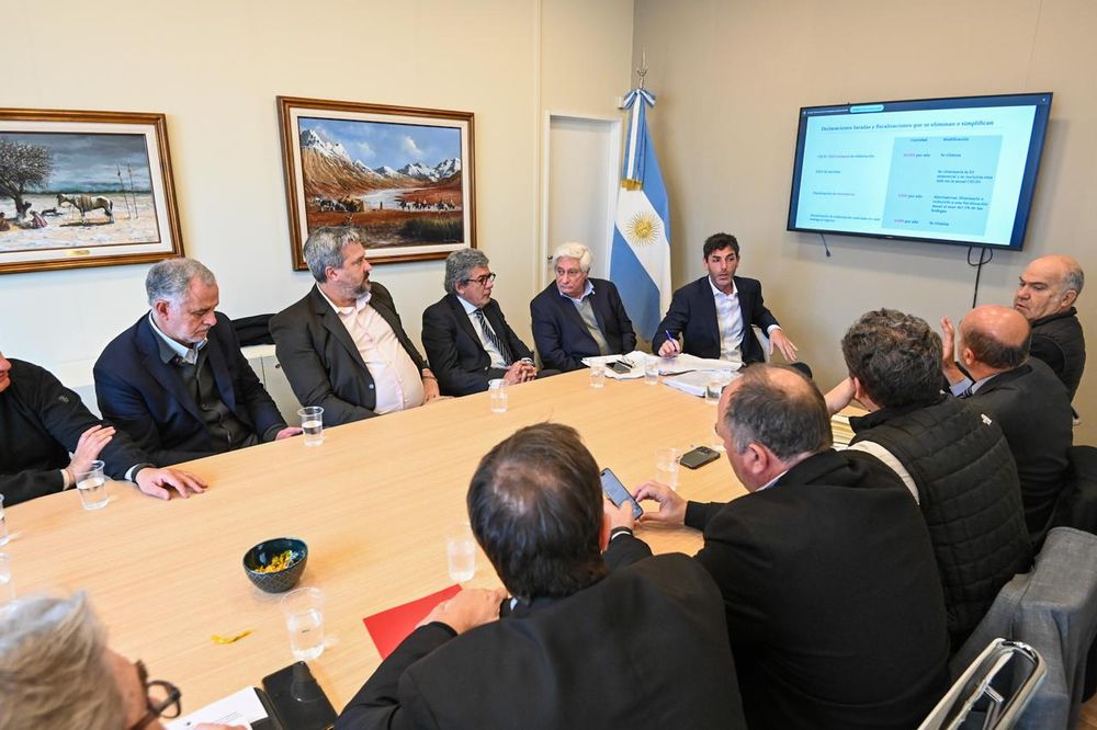 Los ministros de Producción de Mendoza, Rodolfo Vargas Arizu, de San Juan, Gustavo Fernández, y el secretario de Agricultura, Ganadería y Pesca de la Nación, Sergio Iraeta, su jefe de gabinete, Martín Fernández y representantes de entidades vitivinícolas para analizar el futuro del Instituto Nacional de Vitivinicultura (INV).