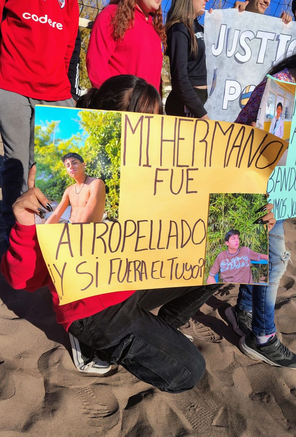 Contundente, expresaron su reclamo a través de pancartas que exigen el esclarecimiento del hecho ocurrido el 8 de mayo.