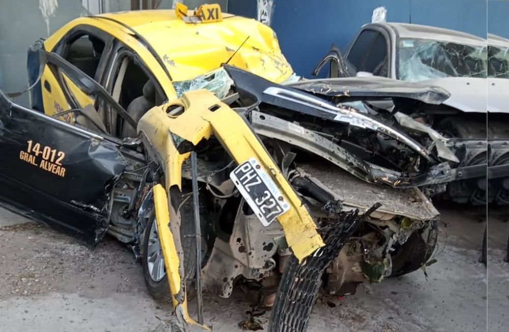 Fatal accidente en General Alvear: un taxista intentó esquivar un perro, chocó contra un árbol y murió.