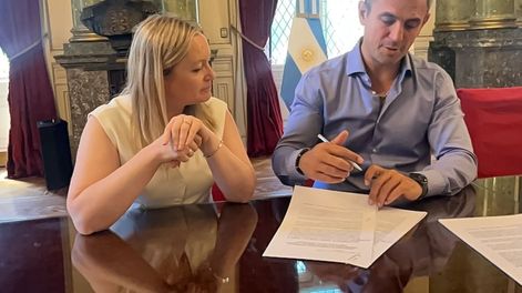 Los Andes | Casado y Menem firmaron un convenio para fortalecer el proceso legislativo en Mendoza. Foto: Cámara de Senadores de la Legislatura de Mendoza