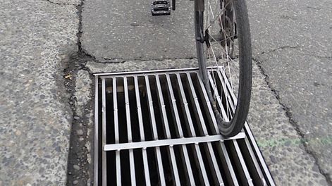 Los Andes | Deberán indemnizar a un ciclista que se cayó al pasar por una alcantarilla y se encajó la rueda de bicicleta. Foto ilustrativa.