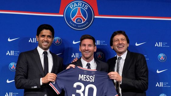 El presidente del PSG, Nasser Al-Al-Khelaifi, Leo Messi y Leonardo, el director deportivo. / AP El presidente del PSG, Nasser Al-Al-Khelaifi, Leo Messi y Leonardo, el director deportivo. / AP