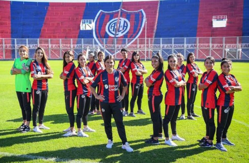 Una jugadora del elenco femenino de fútbol de San Lorenzo de Almagro duio positivo en el test de coronavirus.