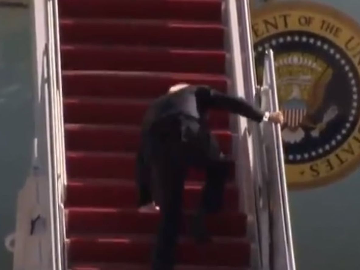 Video: Biden tropezó dos veces cuando subía al avión presidencial y terminó tendido sobre las escaleras