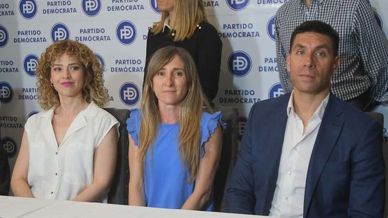 Elecciones presidenciales 2023 en la República Argentina.Festejos en el bunker del partido La Libertad Avanza de Javier Milei en MendozaLourdes  Arrieta, Mechi Llano y Facundo Correa Llano en conferencia de prensa Foto: José Gutierrez / Los Andes