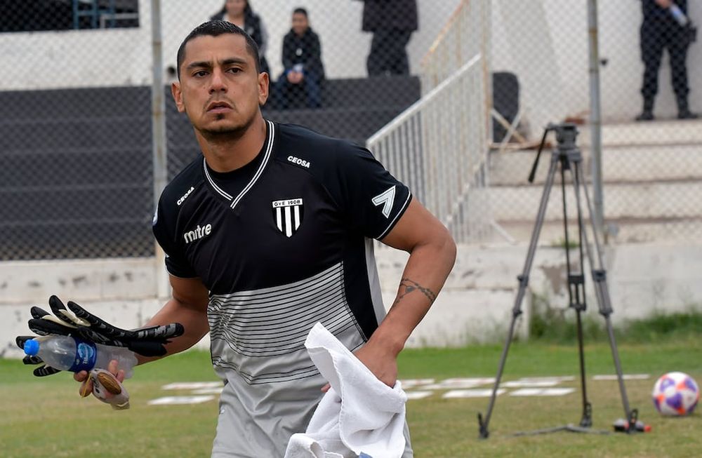 El arquero del Lobo, Brian Olivera, reconoció que frente a Estudiantes de Río Cuarto, tuvo una de sus mejores actuaciones bajo los tres palos y se fue ovacionado por la hinchada. Foto:Orlando Pelichotti