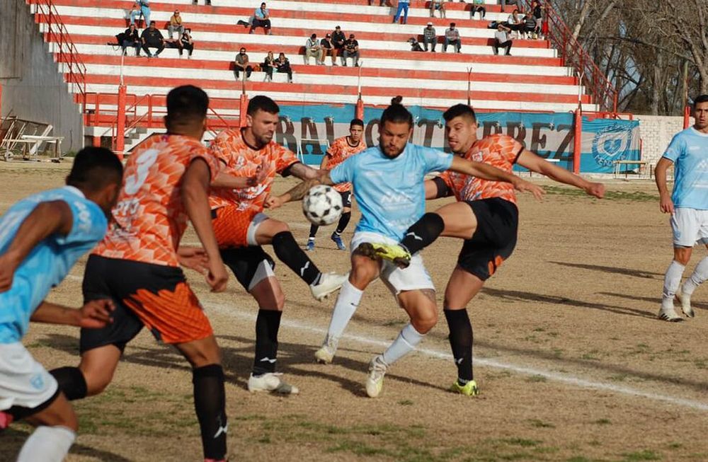 Una batalla. Lautaro Suraci, goleador de Gutiérrez, rodeado por tres jugadores de Rivadavia. El Celeste no pudo en el Comunal.