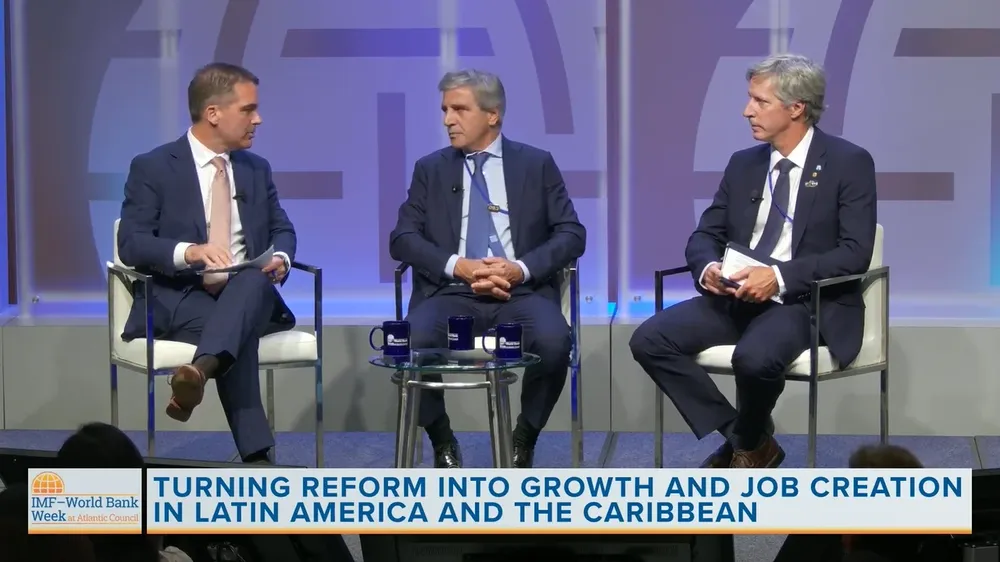 El ministro Luis Caputo participó en panel titulado 