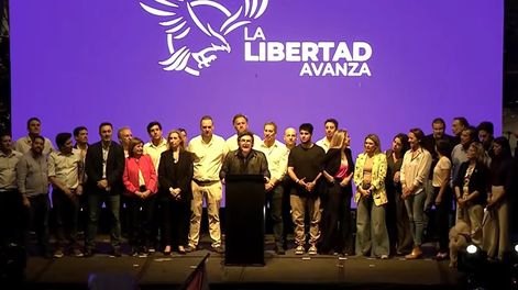 El presidente Javier Milei cerró la campaña electoral en Rosario junto a los ministros de su Gabinete y los candidatos de distintas provincias del país para la votación del domingo.