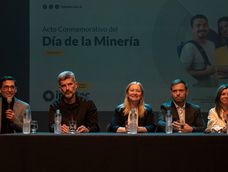 La vicegobernadora de la provincia, Hebe Casado; el intendente de la ciudad de Mendoza, Ulpiano Suárez; el director de Minería, Jerónimo Chantal; y la directora de Educación Superior, Mariela Ramos. Acompañados por autoridades del Instituto Superior Tecnológico (INSUTEC).