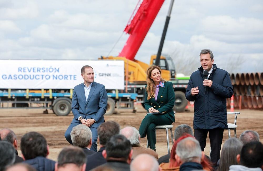 El ministro Sergio Massa, la secretaria Flavia Royon, y el presidente de Energía Argentina, Agustín Gerez anunciaron la licitación de una obra fundamental para que las provincias del Noroeste reciban el gas de Vaca Muerta. / Prensa Ministerio de Economía