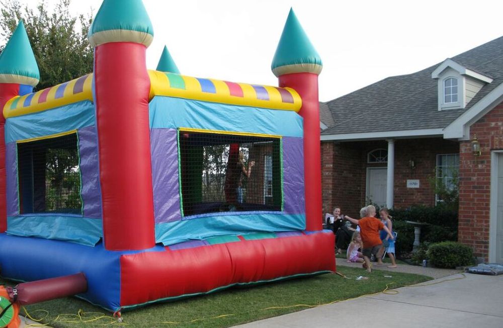 El menor Bodhi Naaf sufrió heridas mortales luego de que el inflable en el que jugaba fuera arrastrado por el viento hasta un lote vecino. Foto: Imagen ilustrativa / Web