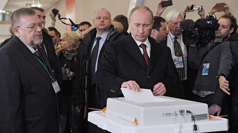 Vladimir Putin vota en las elecciones rusas para renovar la Duma (Parlamento).